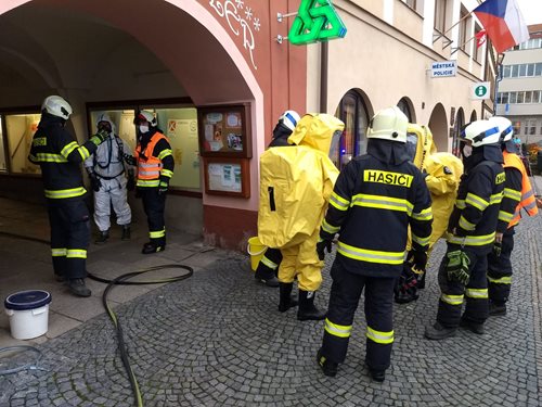 Hasiči zajistili neznámou látku na Městském úřadu v Dobrušce