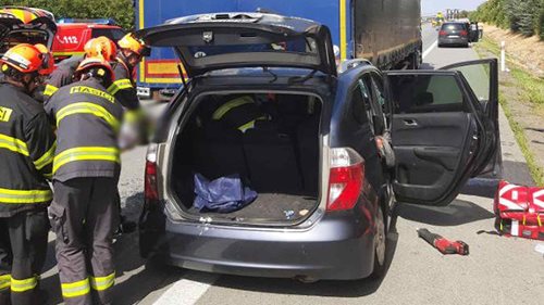 Osobní auto narazilo do návěsu kamionu. Zranila se řidička a tři děti