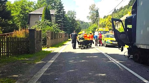 Vážná nehoda kamionu a osobního auta uzavřela silnici I/10. Na místě zasahoval i vrtulník