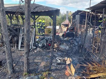 Požár přístřešku v Přelouči zaměstnal několik jednotek hasičů