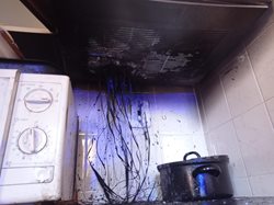 Muž při vaření do hořícího oleje nalil vodu