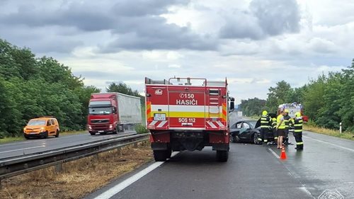 Jak hasiči postupují po nehodě elektromobilu? Zásah na dálnici D2 ukázal důležitý postup