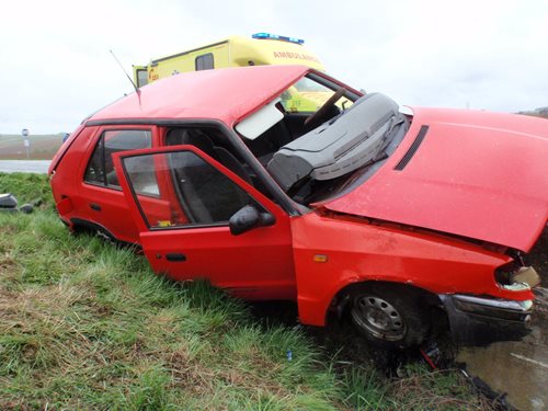 Zraněnou řidičku transportoval z místa nehody vrtulník