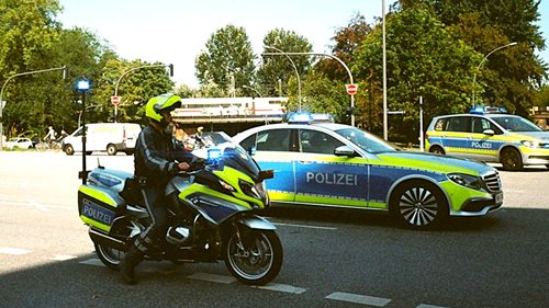 Policejní hlídka se při cestě k zásahu střetla s osobním autem. Tři lidé utrpěli zranění