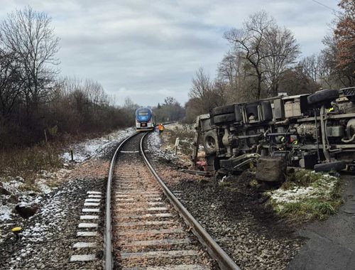 Dopravní nehoda na přejezdu: Nákladní vůz s biologickým materiálem zablokoval vlak