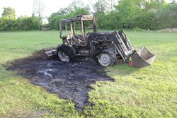Plameny zničily traktor při sečení
