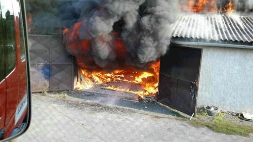 U požáru autodílny zasahovalo devět jednotek hasičů