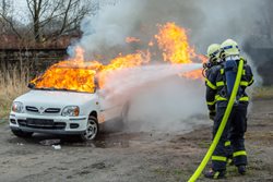 Moravskoslezští hasiči trénovali hašení vozidel s alternativními pohony