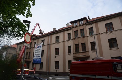K požáru bytového domu ve Slaném se sjelo sedm jednotek