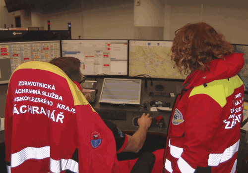 Závažné zranění chodkyně po střetu s autem 