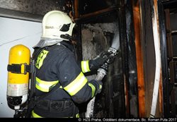 Při požáru sklepa v sedmém patře obytného domu v Praze 4 bylo evakuováno 24 osob