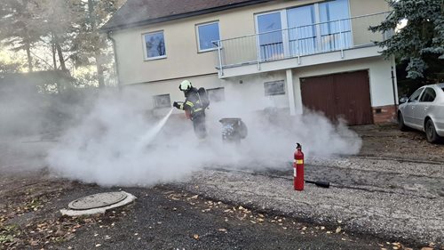 Voda způsobila požár: Chemická reakce vyvolala štiplavý kouř