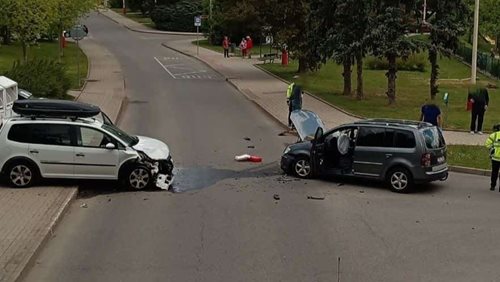 Střet dvou aut zaměstnal hasiče i záchranáře. Jedna osoba skončila v péči ZZS