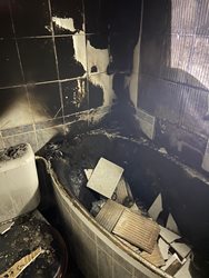 Svíčka bez dozoru způsobila požár v koupelně