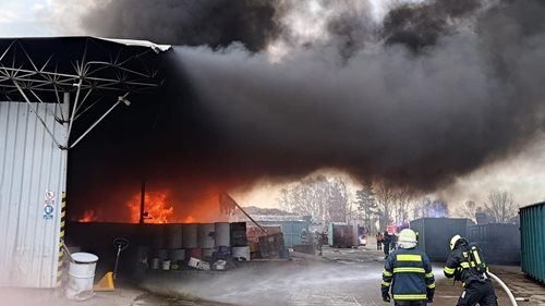 Nebezpečný požár materiálu hrozil výbuchem