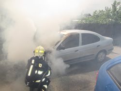 Před školou v obci Tečovice začalo hořet auto