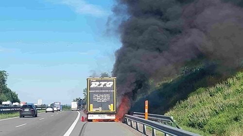 Plameny pohltily návěs kamionu. Požár na D1 na několik hodin omezil dopravu