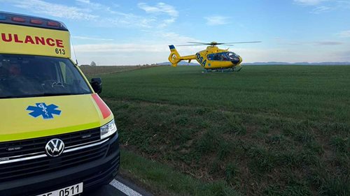 Mladá řidička vyjela ze silnice a narazila do překážky. Do traumacentra ji transportoval vrtulník