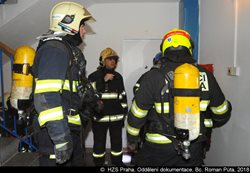 Při požáru pračky v bytě v Praze 5 hasiči zachránili šest osob a psa