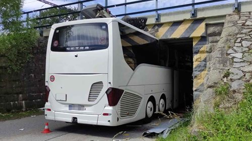 Autobus narazil do viaduktu. Desítky cestujících musely být evakuovány
