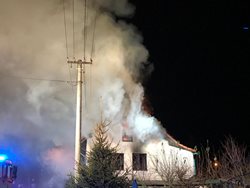 Likvidaci požáru domu ve Velkých Popovicích komplikovalo elektrické vedení