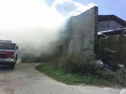 Požár uskladněné slámy v budově způsobil škodu přesahující 2. mil. korun.