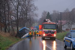 Vyprošťování autobusu z hlubokého příkopu na Frýdecko-Místecku