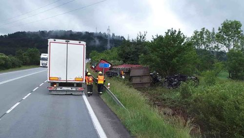 Kamion převážející vraky skončil na boku. Nehoda na silnici I/35 uzavřela provoz