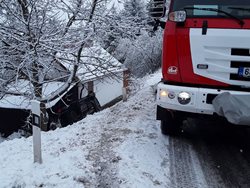 V Arnolci havaroval řidič s osobním vozidlem, nehoda se obešla bez zranění