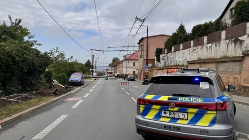 Převrácený jeřáb ochromil dopravu v Praze. Rameno strhlo trolejové vedení