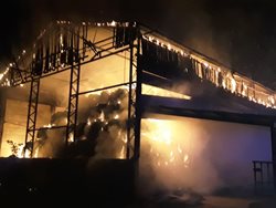 Během jednoho večera zasahovalo u dvou požárů 28 jednotek