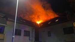 Noční požár vyhnal přes třicet lidí z bytů