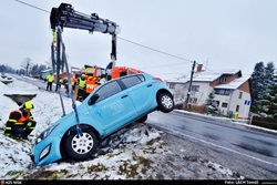 Hasiče v pátek ráno zaměstnalo 13 nehod – autobus, kamion i auto v příkopu