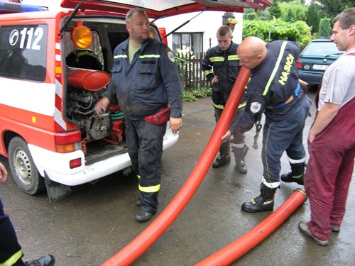 Hasiči čerpali vodu z laguny u ucpané propusti