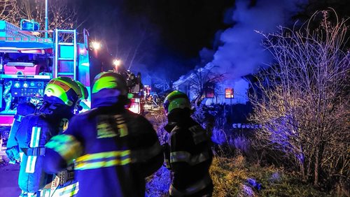 Noční požár chaty způsobil vážné škody a zranění