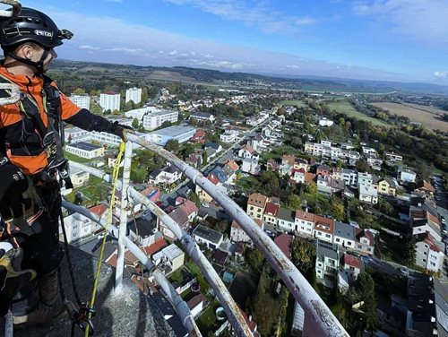 Na komín jako sokoli: Hasiči čistili hnízdo a trénovali záchranu z výšky