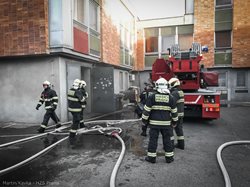 V Barrandovských ateliérech dnes ráno hořel sklad, hasiči zachránili jednu osobu