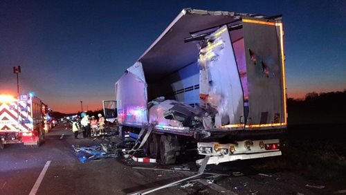 Srážka kamionů zastavila provoz na dálnici