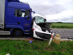 Nehoda dvou kamionů a dodávky uzavřela silnici č. 35 u Holovous