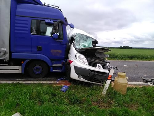 Nehoda dvou kamionů a dodávky uzavřela silnici č. 35 u Holovous