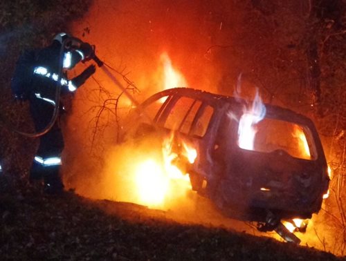 Odstavený automobil shořel v plném rozsahu