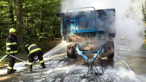 Hořící přívěs nákladního vozidla uzavřel provoz na komunikaci