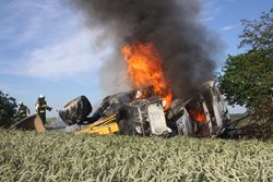 Ve shořelém kamiónu hasiči našli uhořelého řidiče
