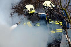 Požár osobního auta na Litoměřicku zlikvidoval celé vozidlo