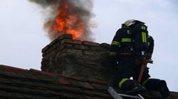 V rodinném domě na Karlovarsku hořela izolace kolem komína