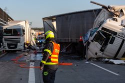 Nehoda dvou kamionů uzavřela provoz na silnici I/11 u Oldřichovic, unikly stovky litrů nafty