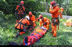 Cvičení ve skalách na Kokořínsku prověřilo lezce i letecké záchranáře
