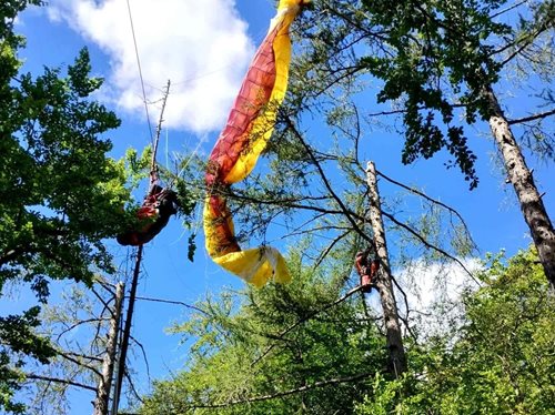 Dramatická záchrana paraglidisty: Uvízl patnáct metrů nad zemí, pomohli mu hasiči lezci