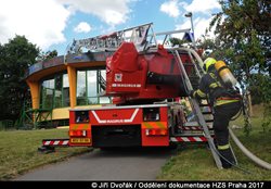Nedbalost kuchaře způsobila požár střechy nad restaurací v pražském Hloubětíně