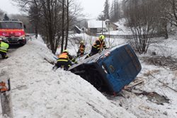 Hasiči při vyprošťování dodávky řezali dřeviny i led